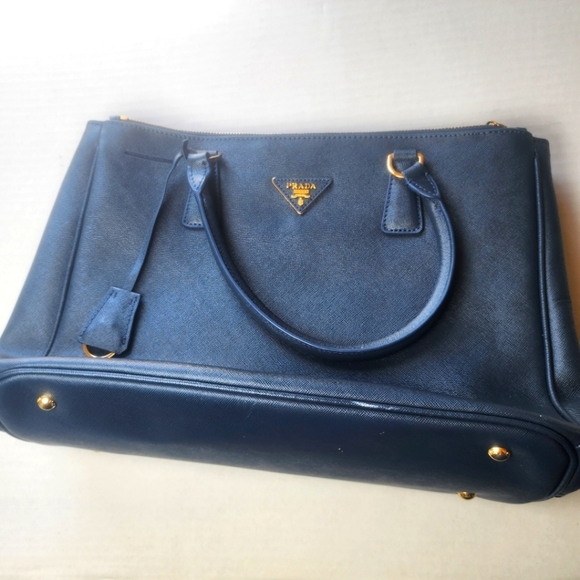 🌸 PradaHandbagMedoum sized bag‎